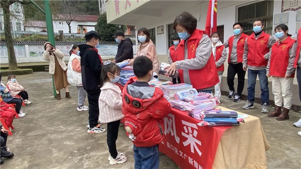 市城投集團開展“黨建引領學雷鋒，志愿服務展風采”送溫暖活動