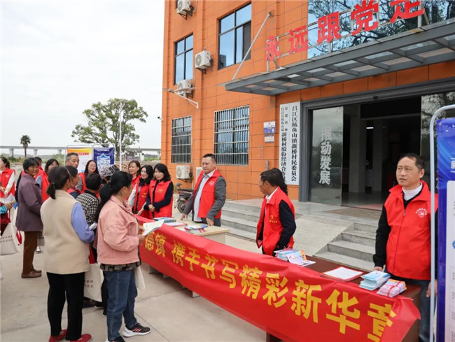 平安江西志愿者在行動 市城投集團(tuán)走進(jìn)新橋村