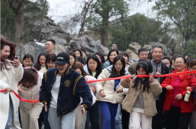 市城投集團開展“團結一心 拼搏進取 奮戰2025”迎新年登山、健步走活動